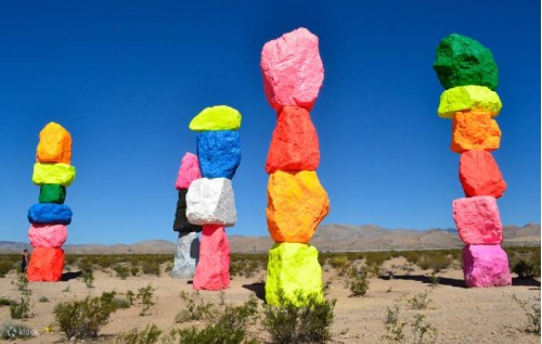 SEVEN MAGIC MOUNTAINS – BẢO TÀNG SẮC MÀU GIỮA SA MẠC NƯỚC MỸ